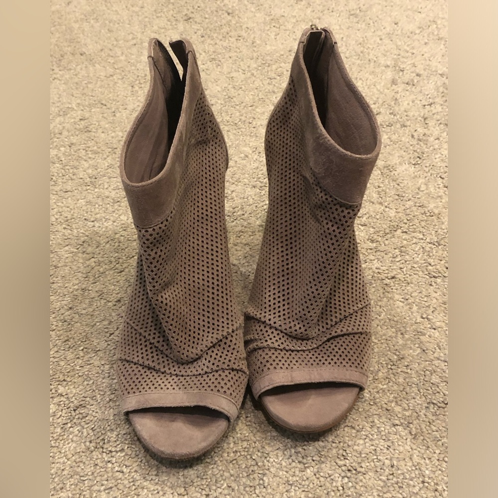 Vince Camuto Women's Cosima Bootie Pump Size 7.5 Taupe Tan Block Heel Open Toe